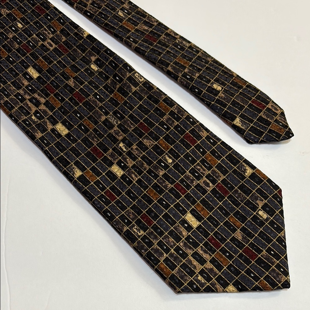 Bella Sophisticated Black and Gold Patterned Men's Italian Silk Tie 57 x 3.75